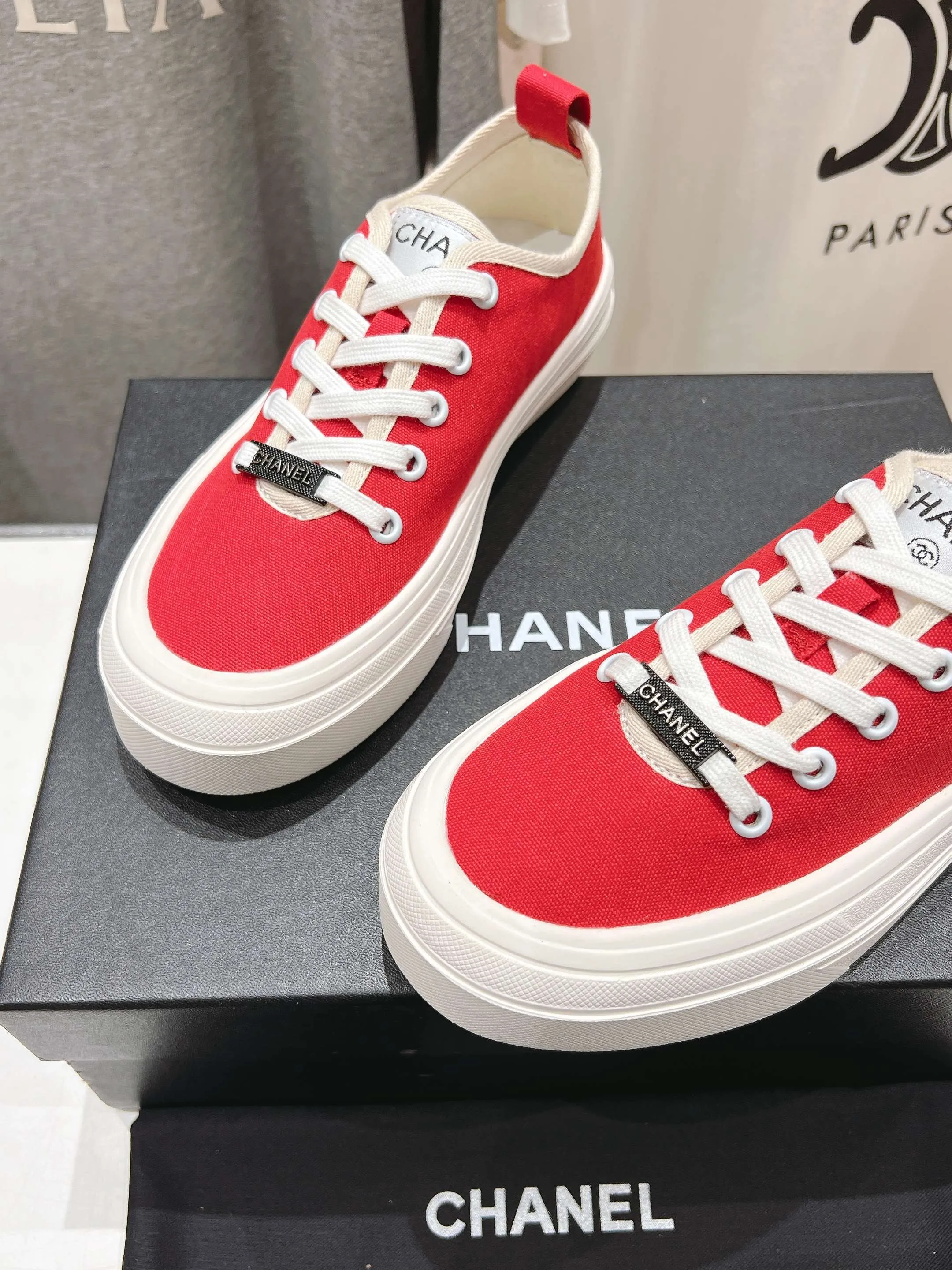 👟👟Ex-factory price 400👟👟 Chanel* Xiaoxiang 2025ss latest casual shoes, the currently super popular biscuit shoes. Internet celebrity Xiaohongshu is crazy about hot recommendations. The silly and cute style has a retro flavor! The shape is special and very recognizable. It makes your legs slimmer and longer. It is absolutely powerful. It is also very comfortable to wear. It has good looks. It is comfortable and increases your height. I must recommend it to everyone. The main feature of this year's series is minimalist style. ✔Fabric: original customized canvas. ✔Feet: water-dyed cowhide, comfortable on the feet. ✔Outsole: open-molded high-elastic rubber platform sole. ✔Number: 35-39.